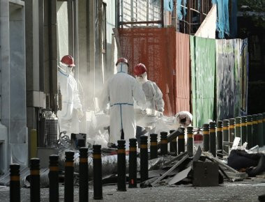 Φωτογραφίες από το σημείο που εξερράγη η βόμβα στο κέντρο της Αθήνας